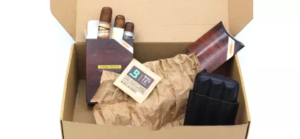 Versandkarton mit Zigarren Etui und Verpackungsmaterial