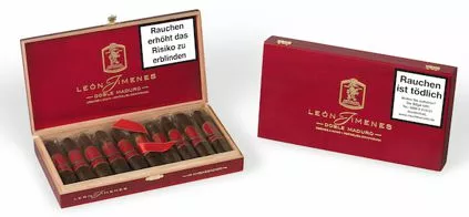 Double Maduro Zigarren Kiste rot mit goldener Aufschrift, geöffnet