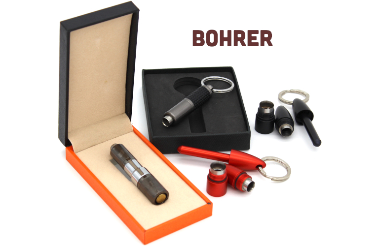 vier Zigarrenbohrer rot, schwarz, silberfarben und schwarz, silberfarben und gun, und zwei Verpackungen für Zigarrenbohrer