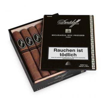 Davidoff Nicaragua Box Pressed Toro Kiste schwarz mit weißer Aufschrift, geöffnet