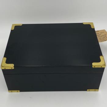 Preview: Humidor schwarz lackiert - mit Mangel an Beschlägen