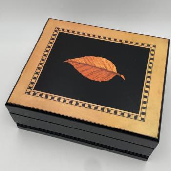 Preview: Humidor schwarz lackiert mit Blatt - Mangel am Lack