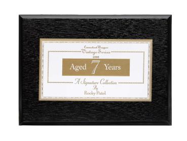 Preview: Rocky Patel Vintage Connecticut 1999 Corona Preview: Rocky Patel Vintage Connecticut 1999 Zigarrenkiste schwarz mit goldener und weißer Schrift