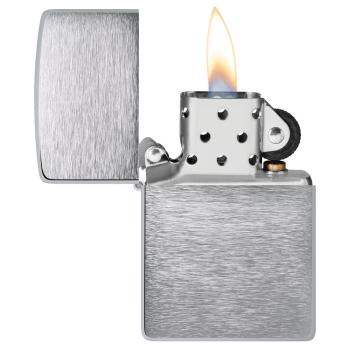 Preview: Zippo Feuerzeug Base Brushed Chrome im Gebrauch