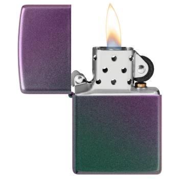 Preview: Zippo Feuerzeug Base Iridescent im Gebrauch