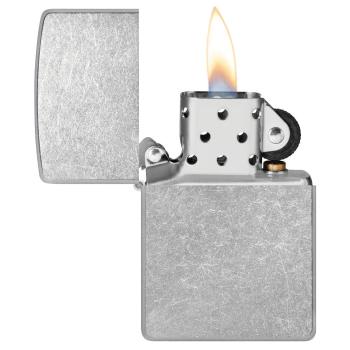 Preview: Zippo Feuerzeug Base Street Chrome im Gebrauch