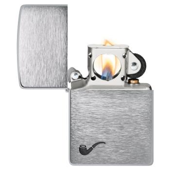 Preview: Zippo Pfeifenfeuerzeug Brushed Chrome im Gebrauch