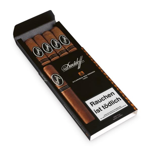 Davidoff Nicaragua Box Pressed Toro Packung schwarz mit weißer Aufschrift, geöffnet