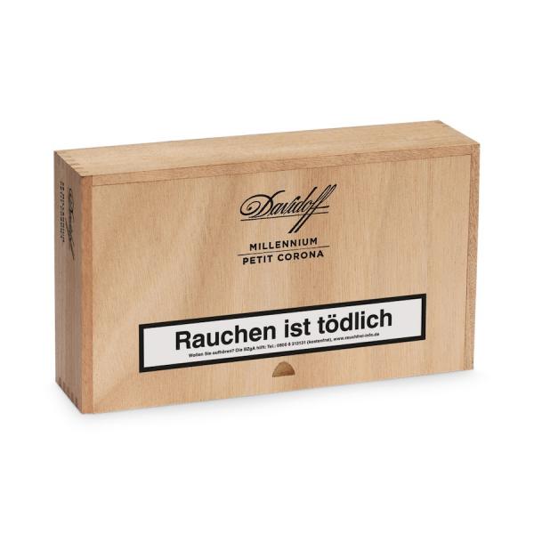 Davidoff Millenium Petit Corona Kiste aus Holz mit schwarzer Aufschrift, geschlossen