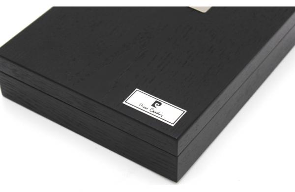 Pierre Cardin Humidor schwarz mit Logo von Pierre Cardin silberfarben mit schwarzer Aufschrift