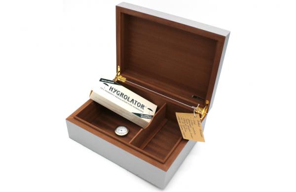 Humidor Brebbia geöffnet mit Befeuchtungssystem in Verpackung und Hygrometer