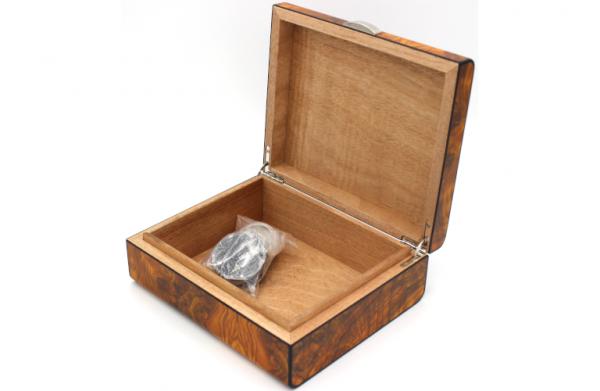 Humidor Wurzelholzoptik geöffnet mit Befeuchtungssystem in Tüte