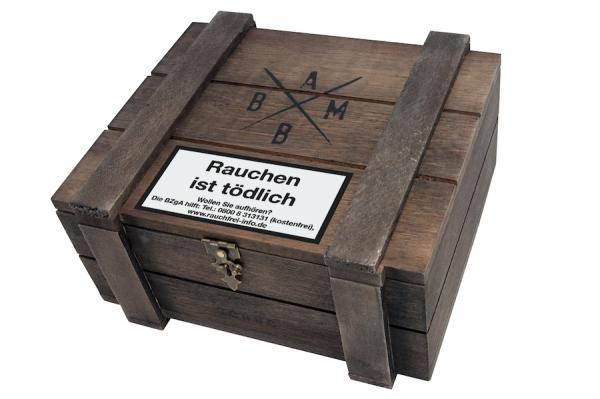 Alec Bradley Market Torpedo Kiste aus Holz mit schwarzer Aufschrift, geschlossen
