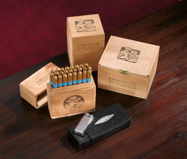 Chinchalero Classic Perla Packungen aus Holz mit Logo und schwarzer Aufschrift, links geöffnet, rechts geschlossen