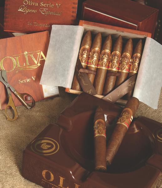Oliva Serie V Figurado Kiste aus Holz mit weißer Einlage und Aschenbecher mit Zigarren 
