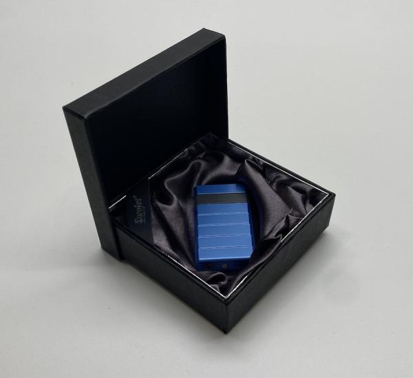 Feuerzeug blau schwarz in schwarzer box