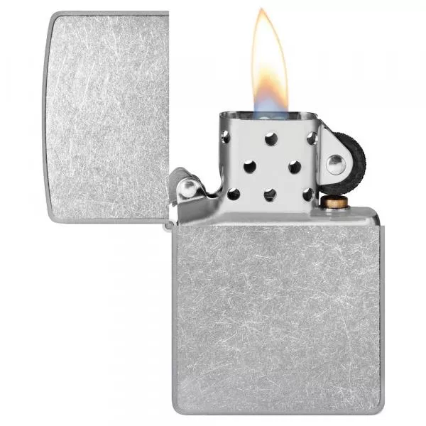 Zippo Feuerzeug Base Street Chrome im Gebrauch